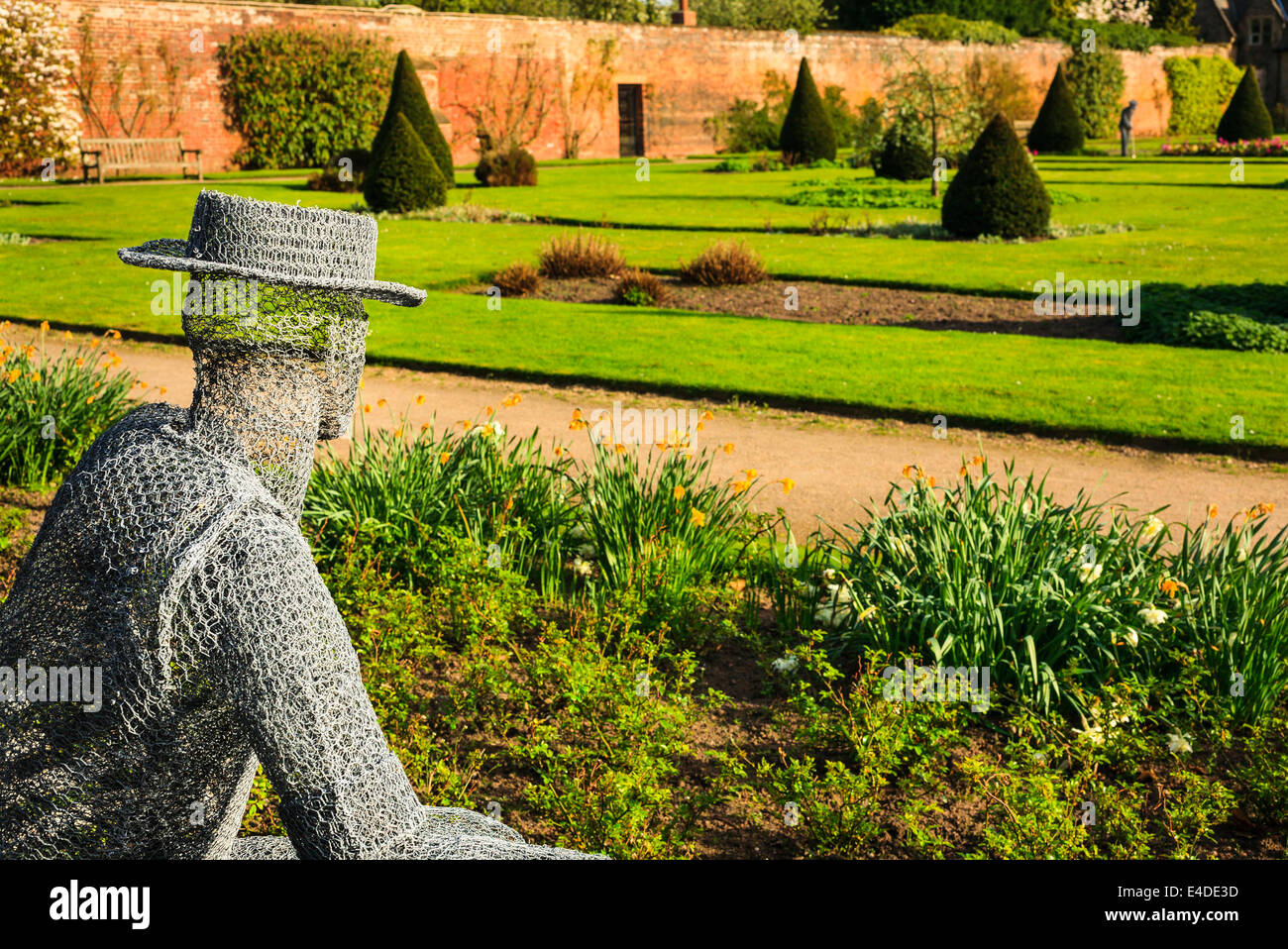 Eine Draht-Skulptur mit dem Titel "The Gardener" - von Derek Kinzett. Gelegen im Rosengarten in Newstead Abbey, Nottinghamshire, UK Stockfoto