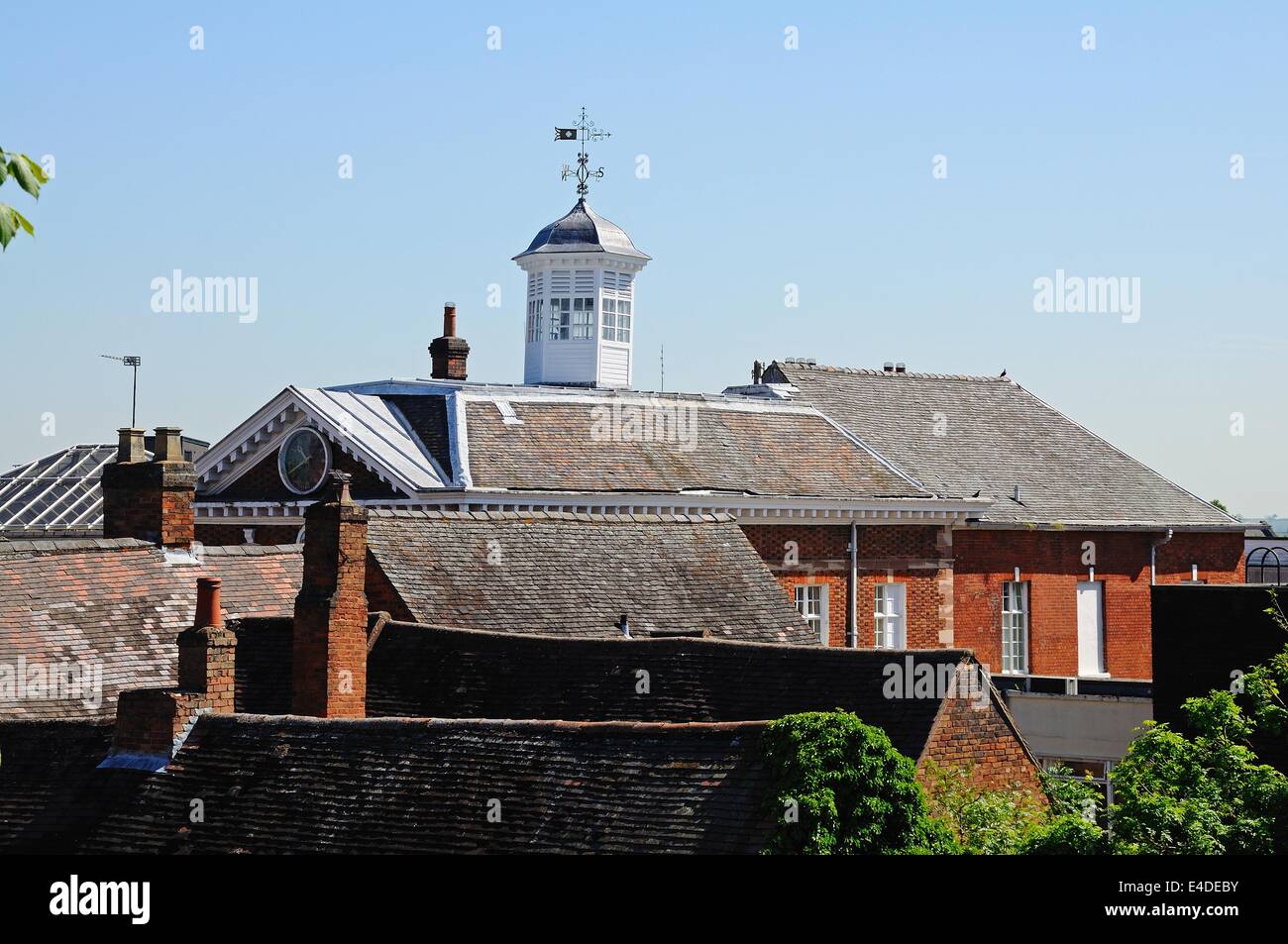 Das Rathaus und die Dächer der Stadt, Tamworth, Staffordshire, England, UK, Westeuropa. Stockfoto