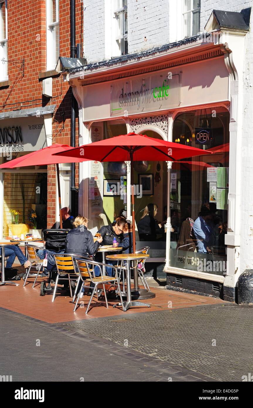 Straßencafé entlang Bird Street, Lichfield, Staffordshire, England, Vereinigtes Königreich, West-Europa. Stockfoto