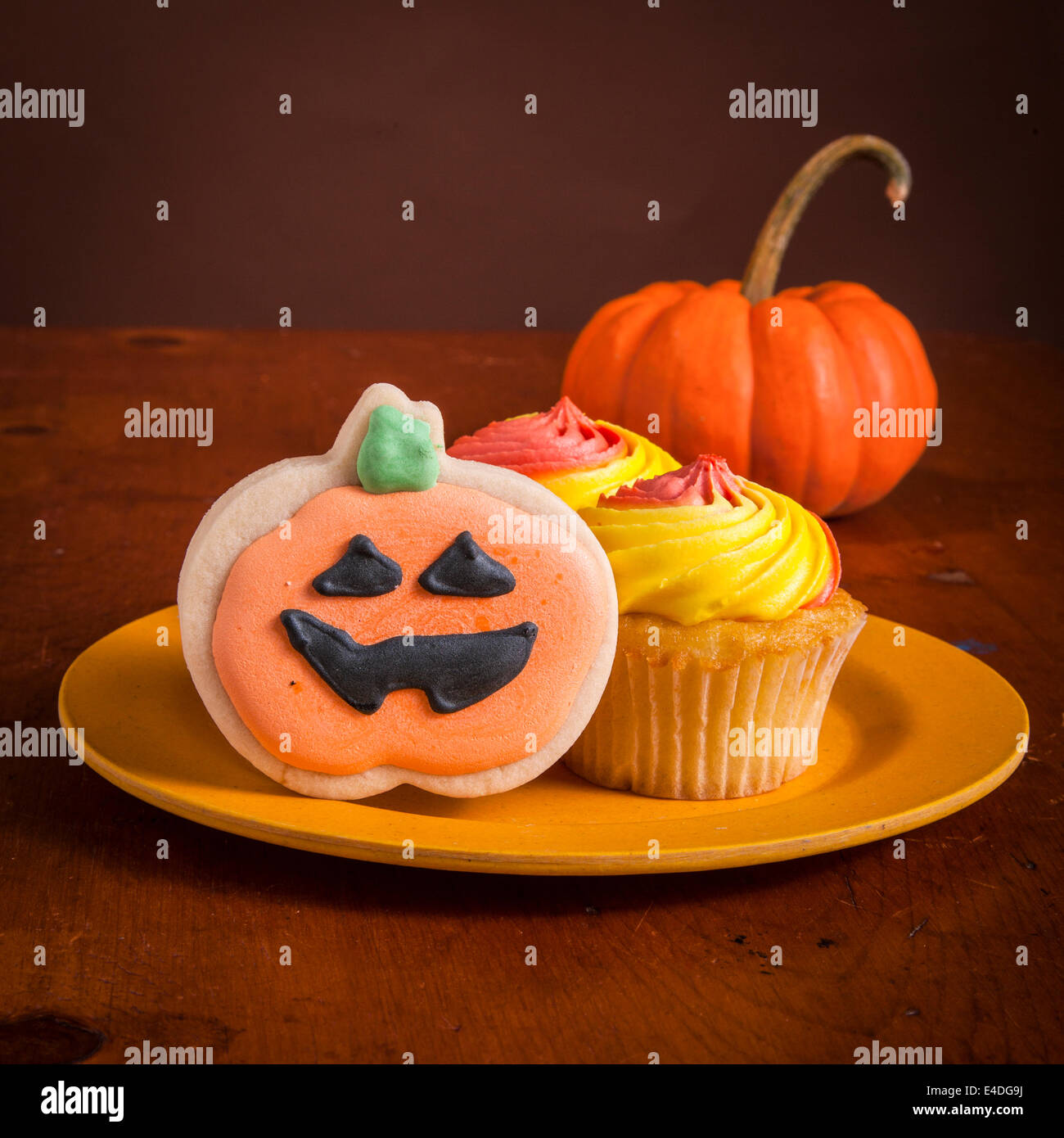 Leckere Muffins für Halloween dekoriert. Stockfoto