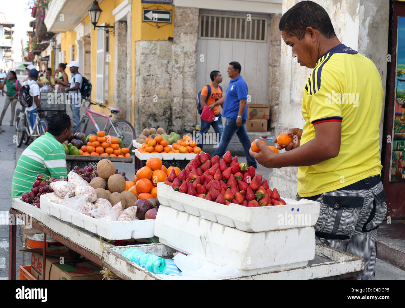 Ein Obst-Verkäufer in der Altstadt von Cartagena, Kolumbien Stockfoto