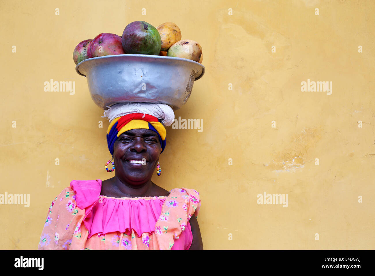 Ein Obst-Verkäufer aus der Altstadt von Cartagena, Kolumbien Stockfoto