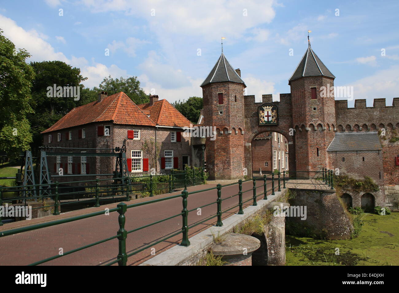 Koppeltor einen sehr gut erhaltenen 15. Jahrhundert Stadttor und Watergate in die Stadt Amersfoort, die Niederlande Stockfoto