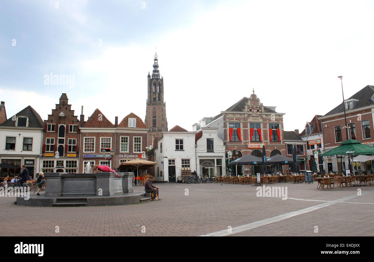 Hof mit Onze Lieve Vrouwen "Toren" (The Tower von unserer lieben Frau) in der inneren Stadt Amersfoort, die Niederlande Stockfoto