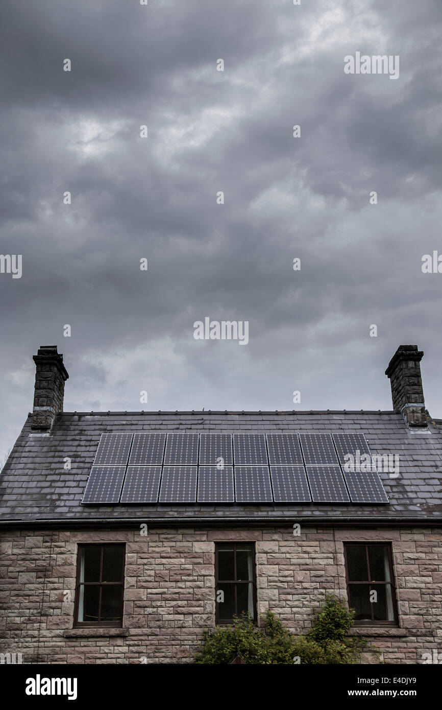 Auf dem Dach Sonnenkollektoren bei bewölktem Himmel. Stockfoto