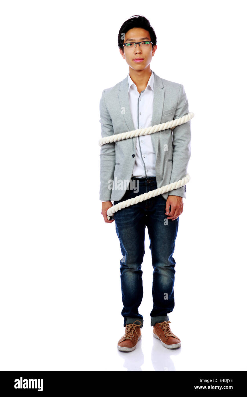 In voller Länge Portrait eines Mannes gefesselt mit Seilen isoliert auf weißem Hintergrund Stockfoto