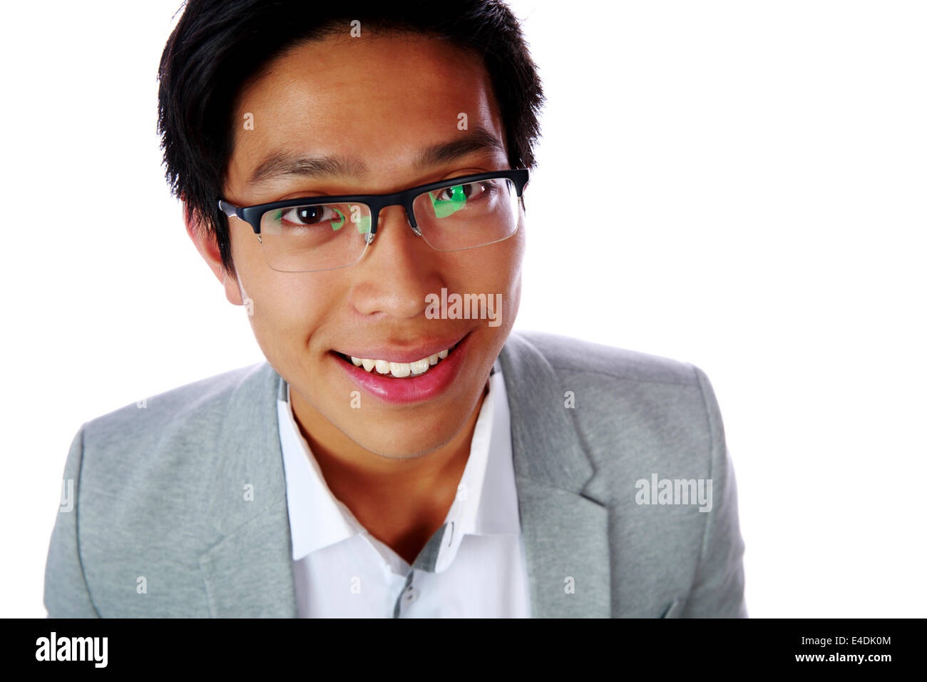 Closeup Portrait eines fröhlich asiatischen Mannes auf weißem Hintergrund Stockfoto
