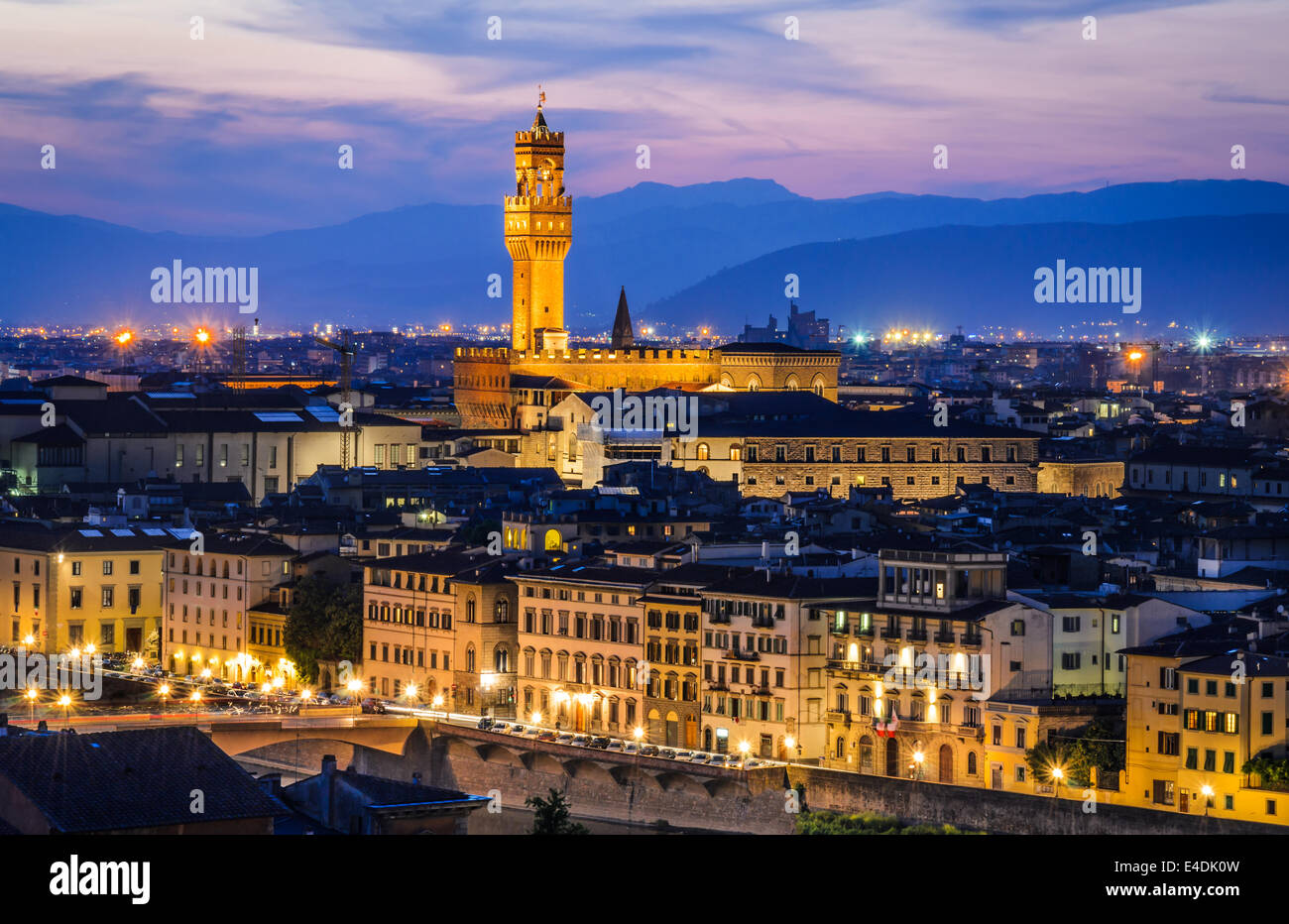Toskana. Nacht Stadtbild von Florenz mit Palazzo Vecchio (Signoria) beleuchtet in der Dämmerung. Stockfoto