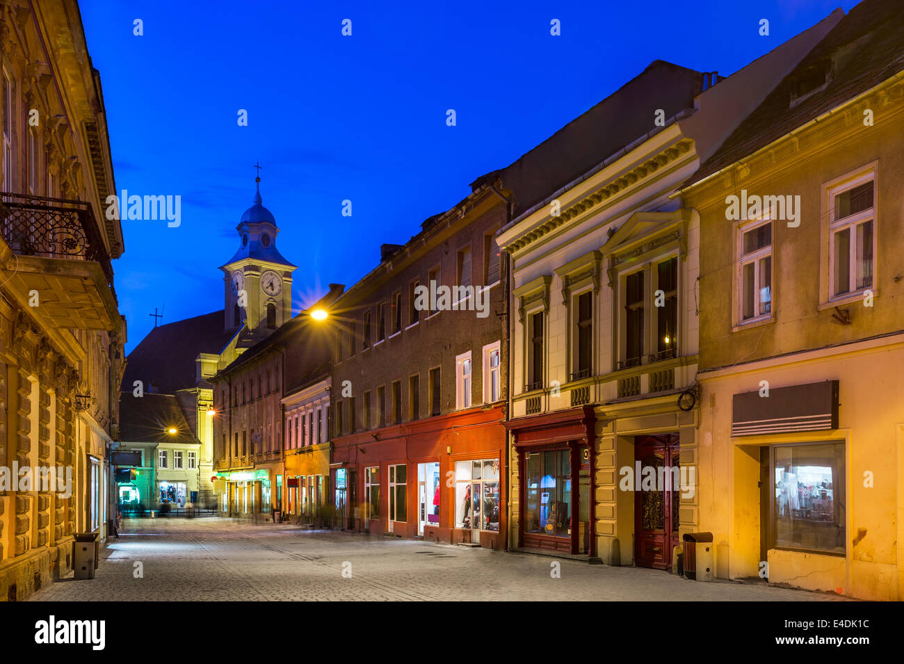 Brasov, Rumänien. Michael Weiss-Straße in der historischen Innenstadt von Brasov, wichtigste touristische Stadt in Siebenbürgen. Stockfoto