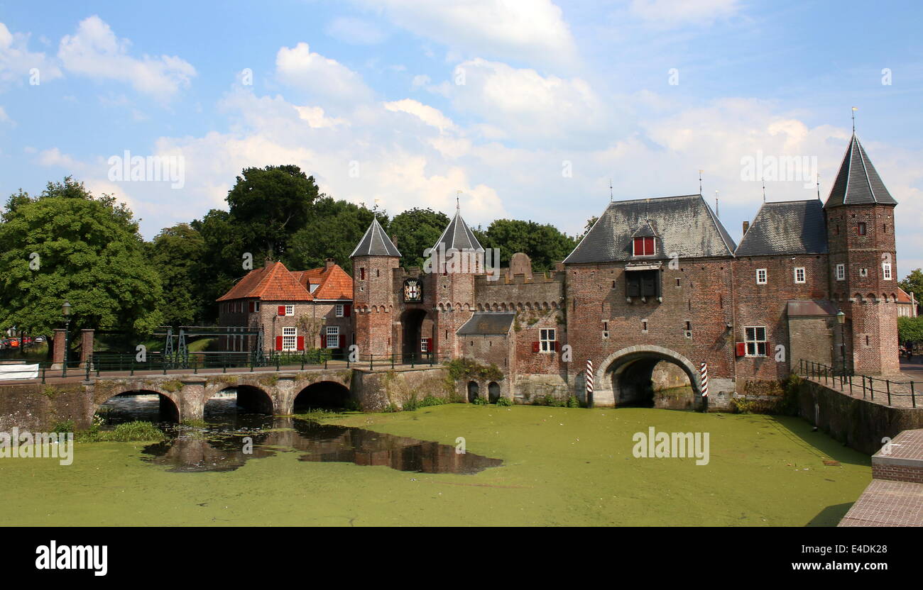 Koppeltor einen sehr gut erhaltenen 15. Jahrhundert Stadttor in Amersfoort, die Niederlande Stockfoto