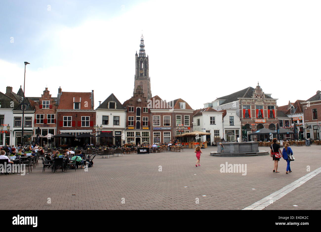 Hof mit Onze Lieve Vrouwen "Toren" (The Tower von unserer lieben Frau) in der inneren Stadt Amersfoort, die Niederlande Stockfoto