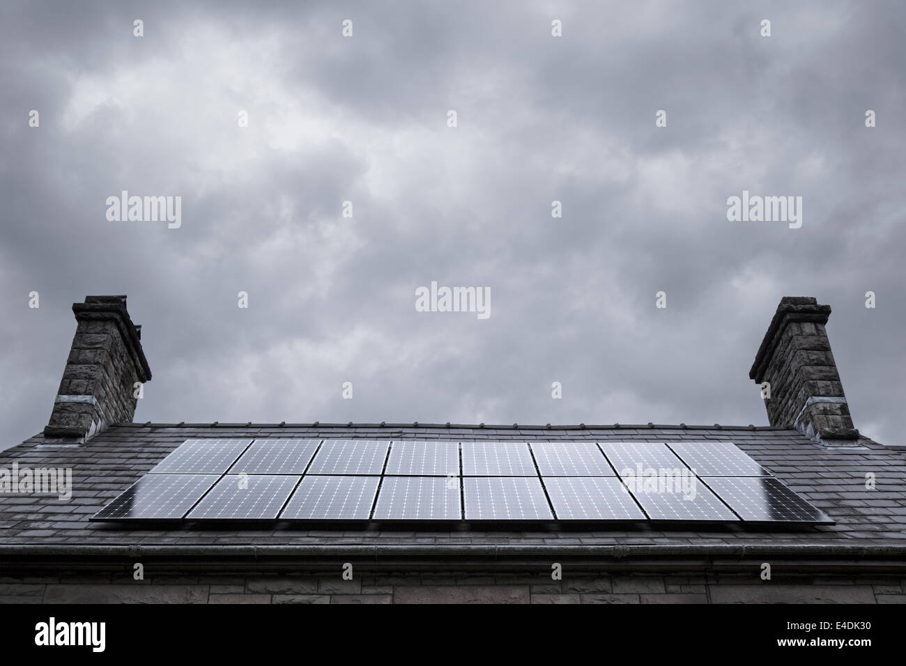 Auf dem Dach Sonnenkollektoren bei bewölktem Himmel. Stockfoto