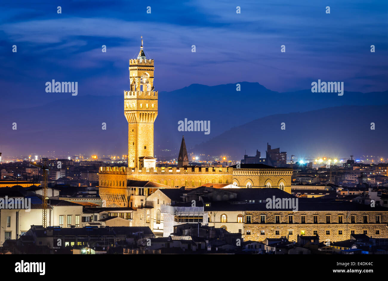 Toskana. Nacht Stadtbild von Florenz mit Palazzo Vecchio (Signoria) beleuchtet in der Dämmerung. Stockfoto