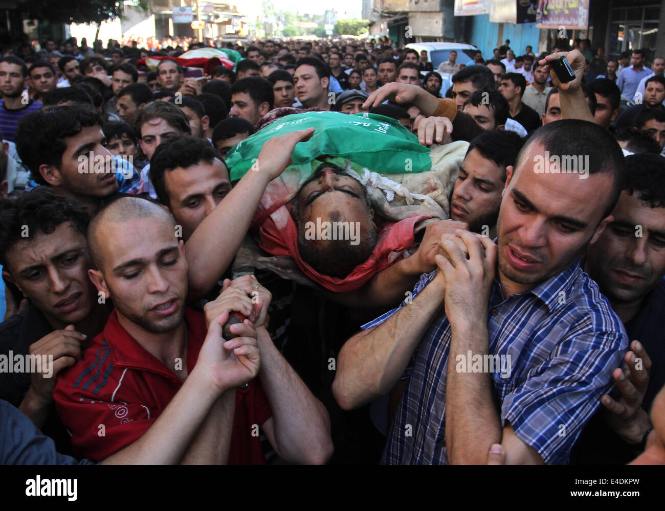 Gaza, Palästinensische Gebiete. 8. Juli 2014. Palästinensische Trauergäste tragen den Körper von Mohammed Shaaban, eine militante Ezz Al-Din Al Qassam Miliz, der militärische Flügel der Hamas-Bewegung während seiner Beerdigung in Jebaliya Stadt im nördlichen Gazastreifen 8. Juli 2014. Shaaban und andere zwei Kämpfer wurden getötet, nachdem israelischen Kampfflugzeug schlagen ihr Auto in Gaza-Stadt. © Sameh Rahmi/NurPhoto/ZUMA Draht/Alamy Live-Nachrichten Stockfoto