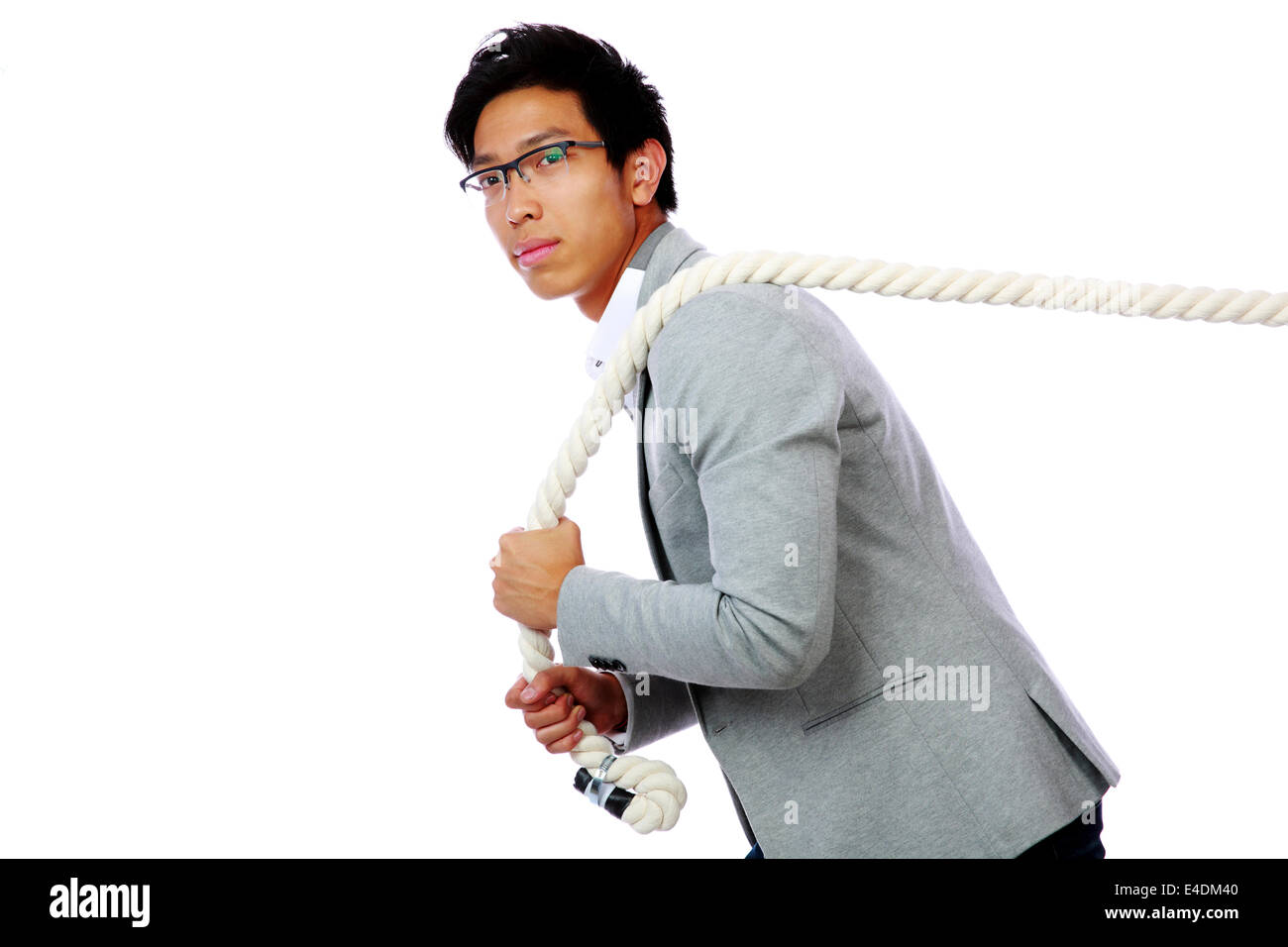 Porträt eines Mannes ziehen Seil über weißem Hintergrund Stockfoto