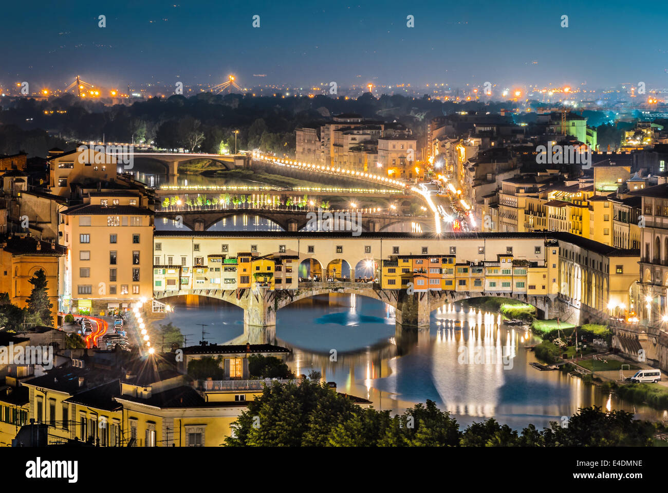 Toskana, Italien. Twilight-Landschaft von Florenz mit Ponte Vecchio mittelalterliche Brücke über den Fluss Arno. Stockfoto