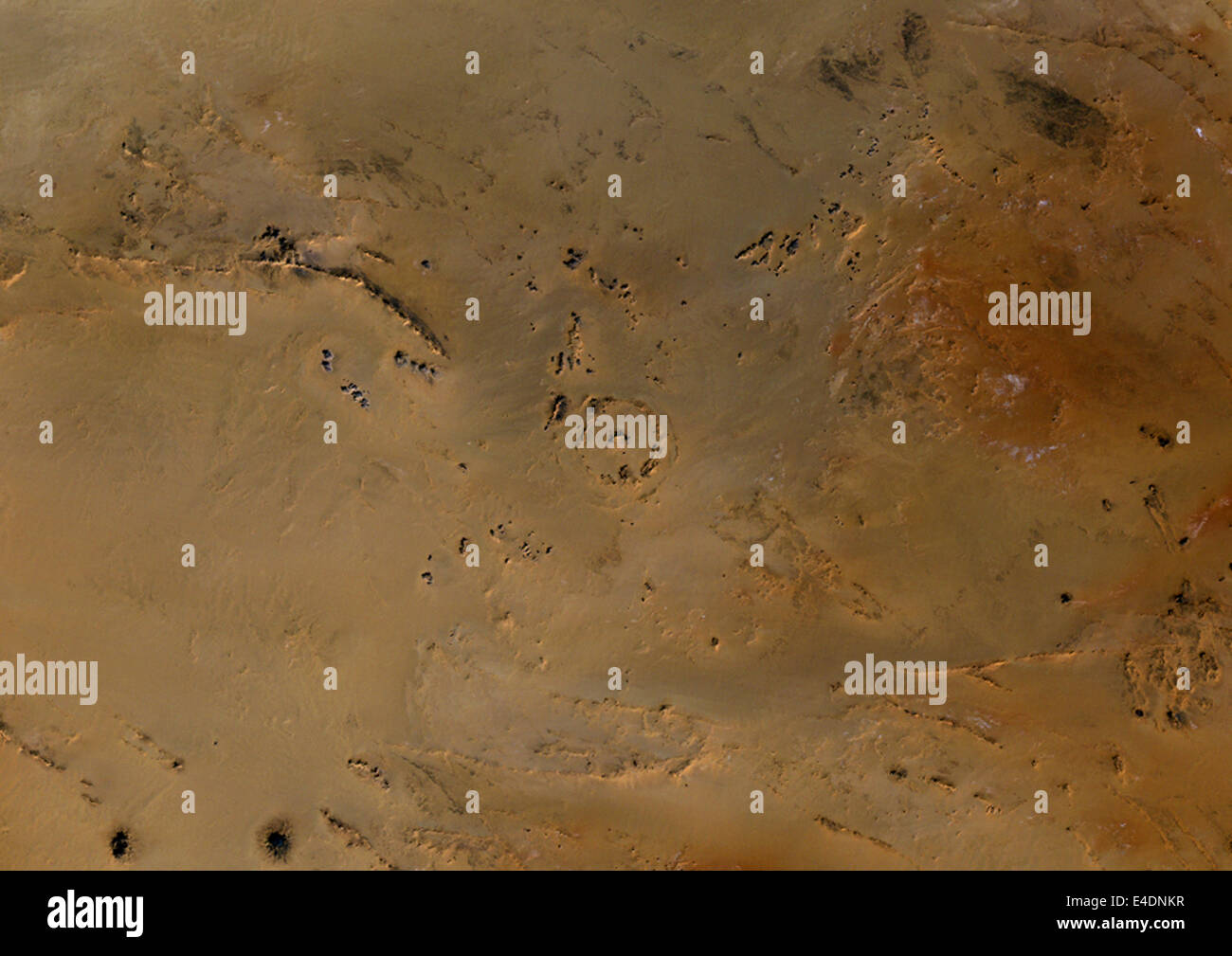 Meteor Einschlagkrater In die libysche Wüste, Ägypten, Echtfarben-Satellitenbild. Echtfarben-Satellitenbild von einer Auswirkungen Struktur Stockfoto