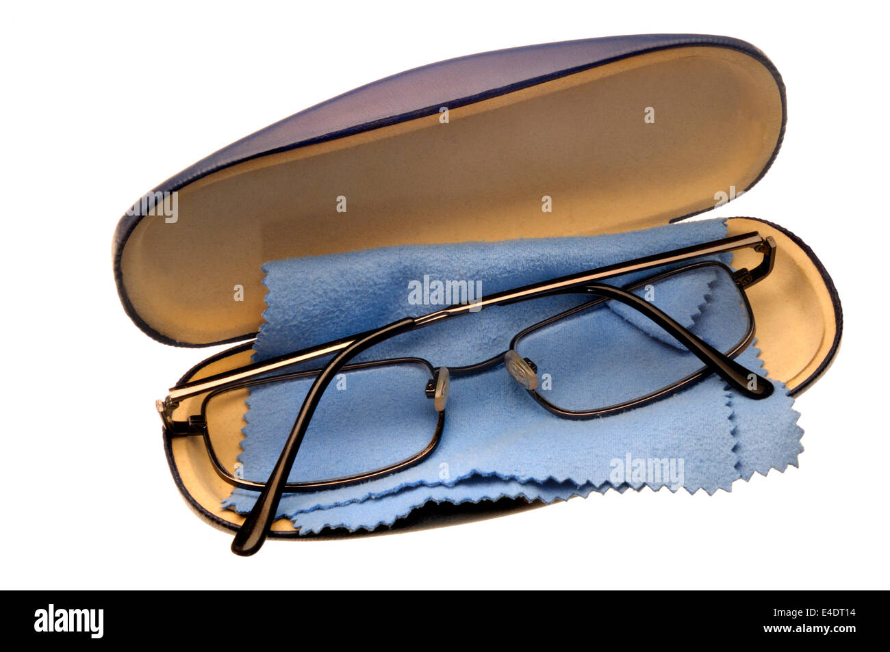 Gläser in einem Hartschalenkoffer mit blauen Linse Tuch Stockfoto