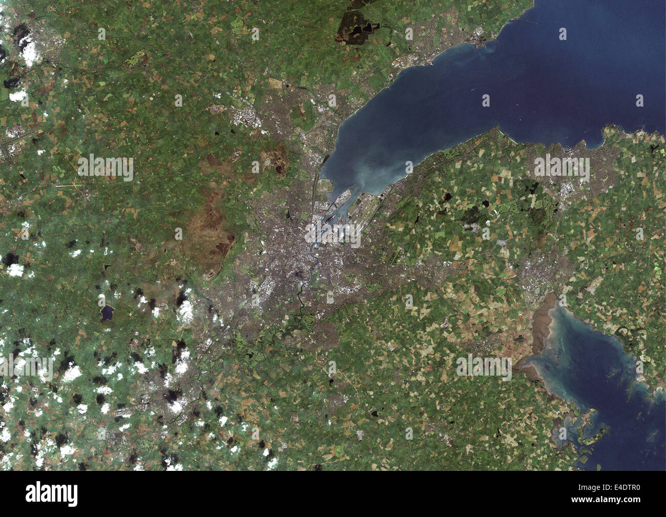 Belfast, Nordirland, Echtfarben-Satellitenbild. Belfast, Nordirland, Vereinigtes Königreich. Echtfarben-Satellitenbild von Belfast, Hauptstadt ci Stockfoto