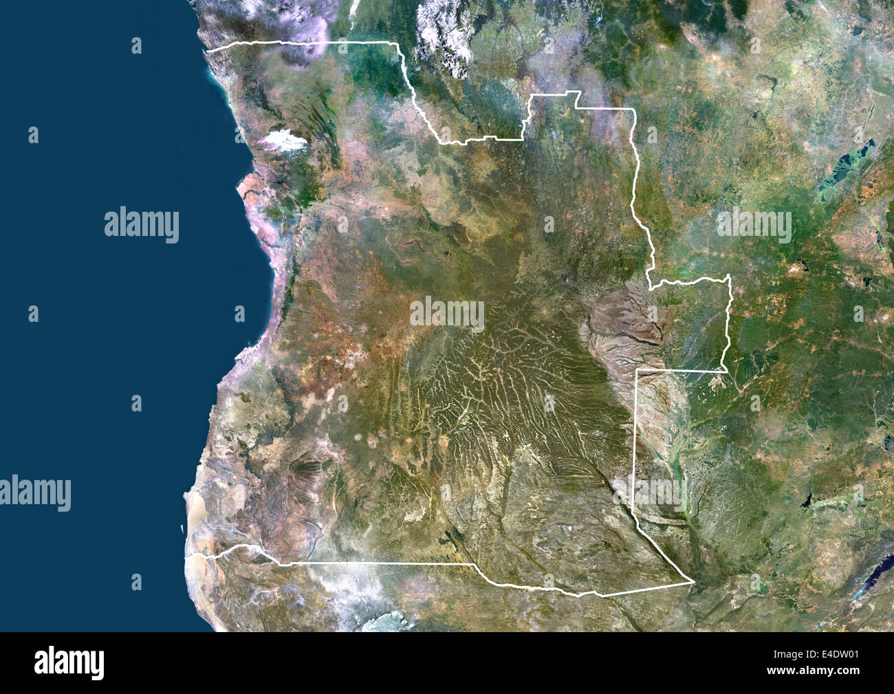 Angola, Afrika, Echtfarben-Satellitenbild mit Rand. Satellitenansicht von Angola (mit Rand). Dieses Bild wurde von da zusammengestellt. Stockfoto