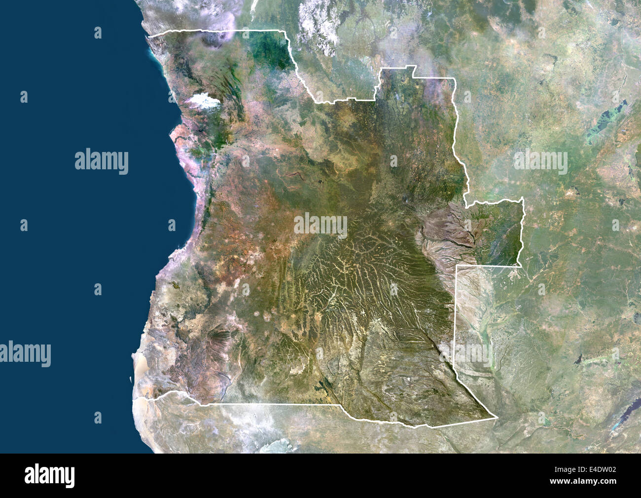 Angola, Afrika, Echtfarben-Satellitenbild mit Rand und Maske. Satellitenansicht von Angola (mit Rand und Maske). Dieses Bild wa Stockfoto