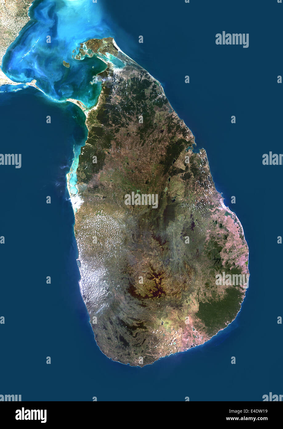 Sri Lanka, Asien, Echtfarben-Satellitenbild. Satellitenansicht von Sri Lanka. Dieses Bild wurde von LANDSAT Daten zusammengestellt. Stockfoto
