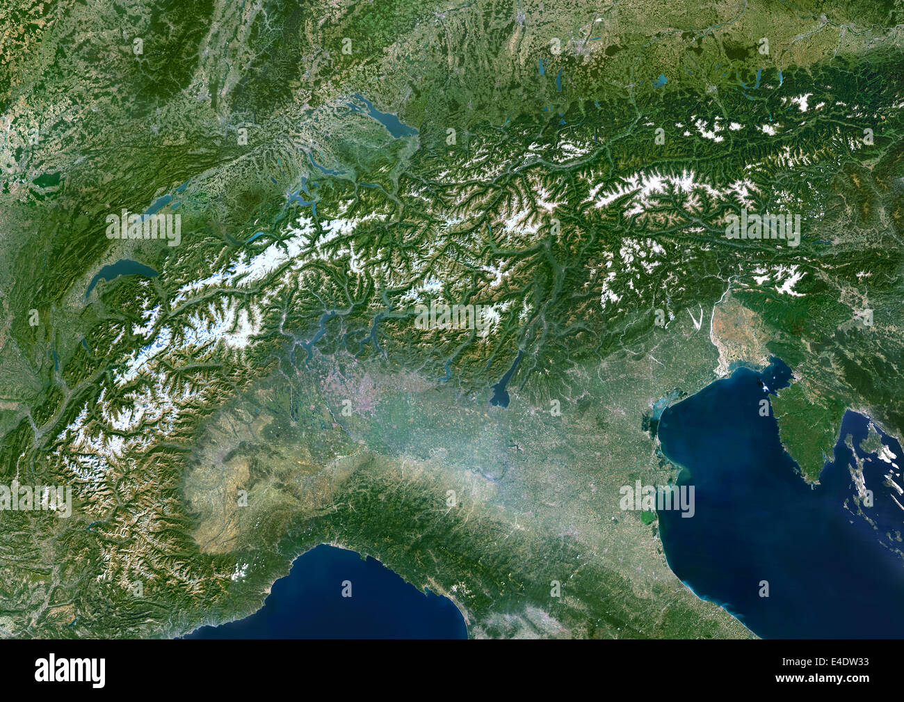 Die Alpen, Europa, Echtfarben-Satellitenbild. Die Alpen, vom Weltraum aus gesehen. Mosaik von Satellitenbildern der Alpen, mit LANDSAT Stockfoto