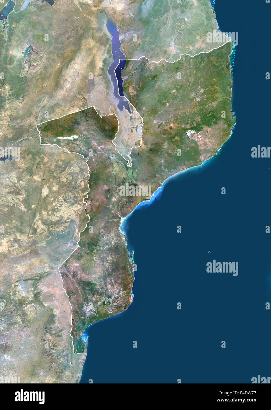 Mosambik, Afrika, Echtfarben-Satellitenbild mit Rand und Maske. Satellitenansicht von Mosambik (mit Rand und Maske). Dies Stockfoto
