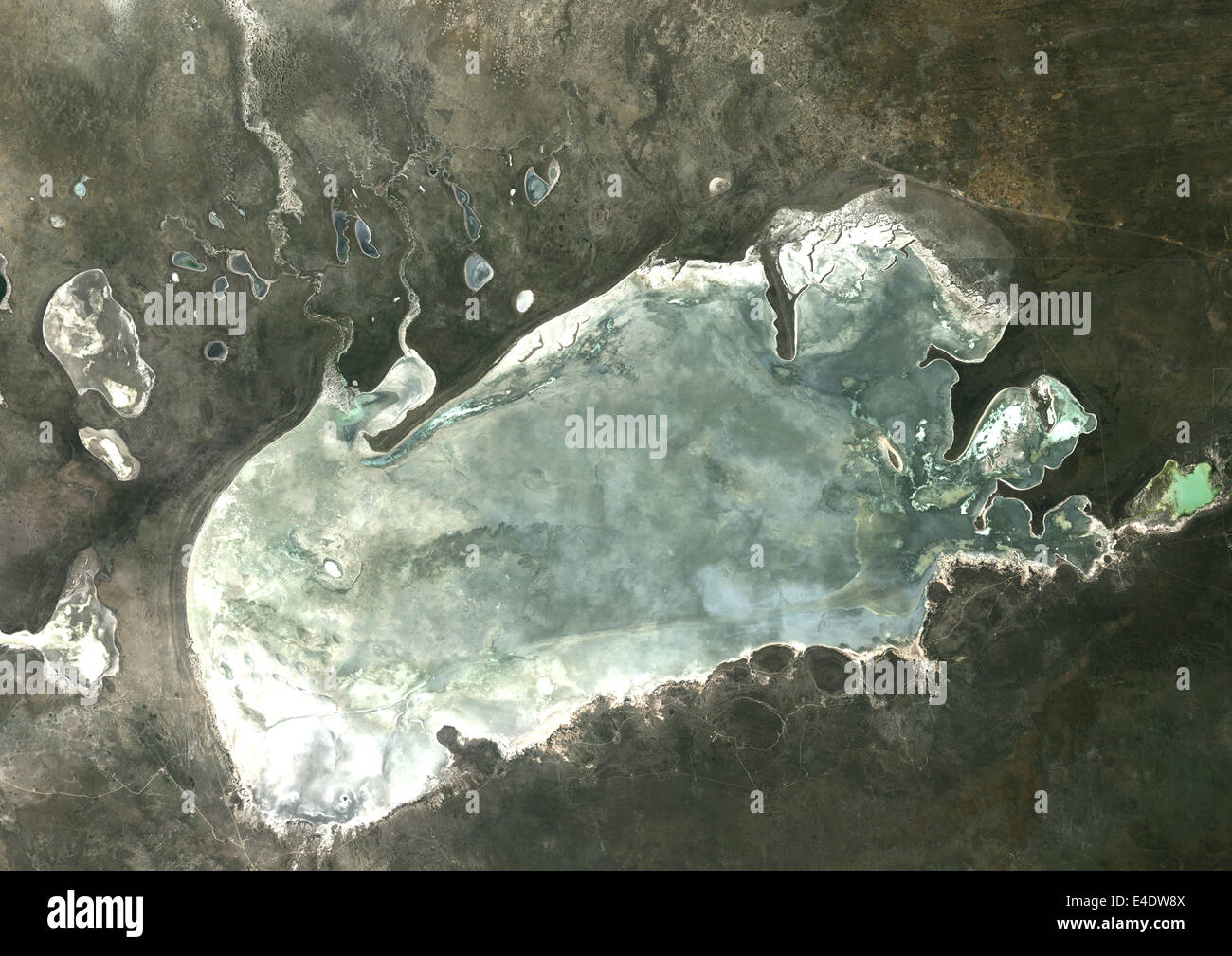 See-Etosha, Namibia, Echtfarben-Satellitenbild. Die See-Etosha in Namibia, ein Salz mit Wasser am Ende des gefüllten Waschbecken der Stockfoto