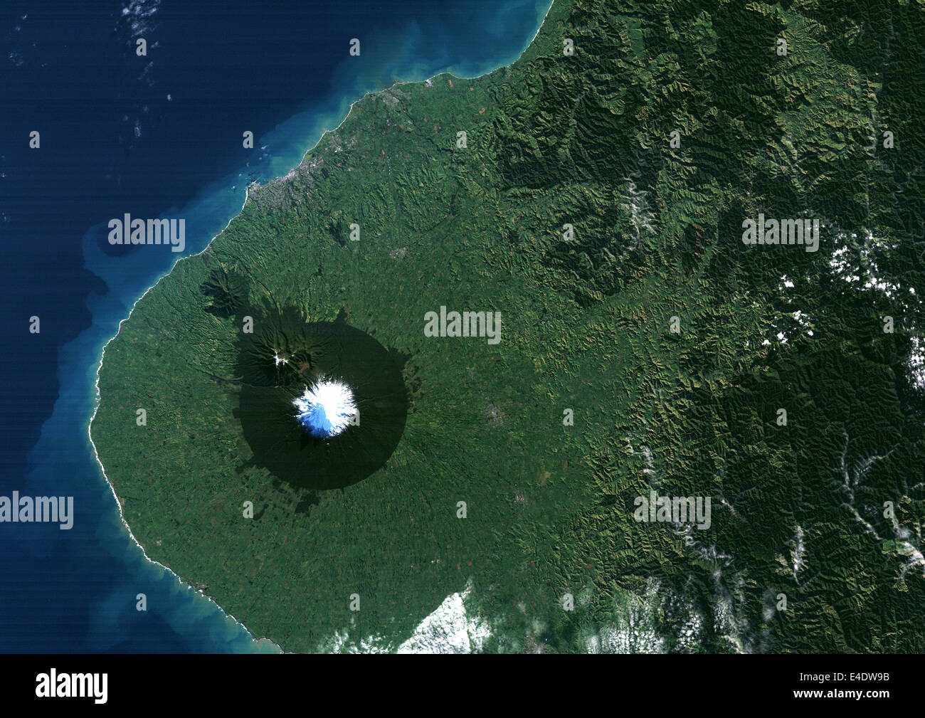 Mount Egmont, New Zealand, wahre Farbe Satellitenbild. Mount Egmont, Echtfarben-Satellitenbild. Mount Egmont ist ein Vulkan-loc Stockfoto