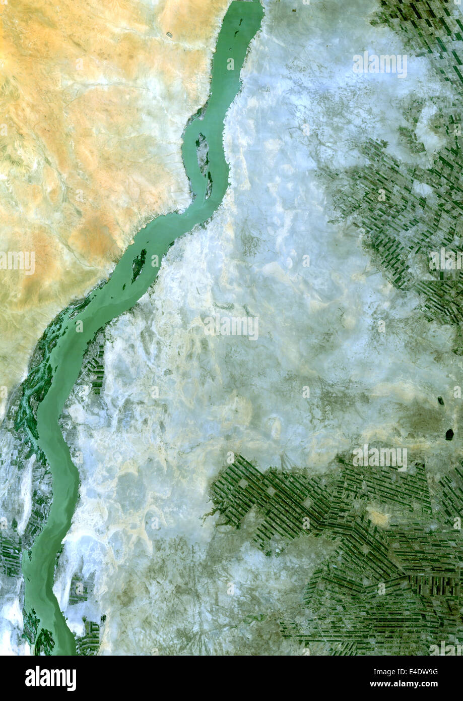 Weißer Nil, Sudan, Echtfarben-Satellitenbild. Weißer Nil, Sudan, Echtfarben-Satellitenbild. Landwirtschaft in einem Bereich, Stockfoto