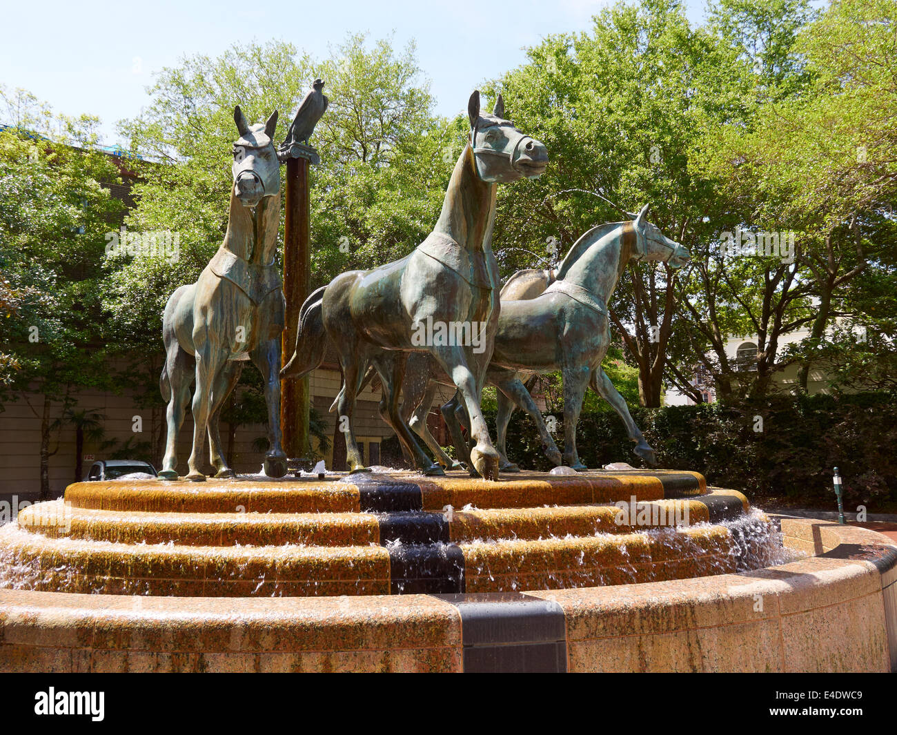 Bronze-Skulptur von vier Pferden vor Charleston Place, Charleston, South Carolina. Die Skulptur ist durch John Mills Stockfoto