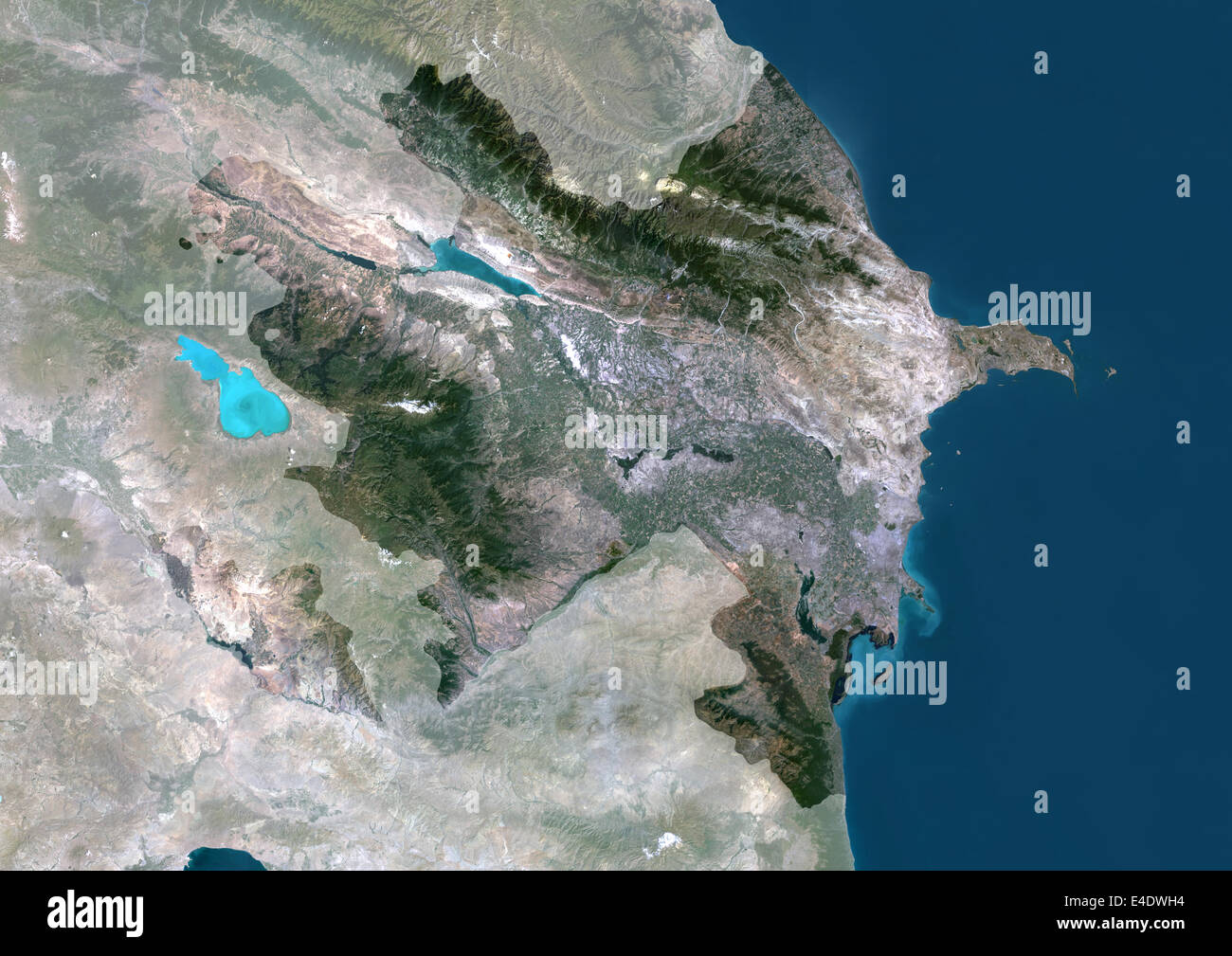 Aserbaidschan, Asien, Echtfarben-Satellitenbild mit Maske. Satellitenansicht von Aserbaidschan (mit Maske). Dieses Bild wurde von zusammengestellt. Stockfoto