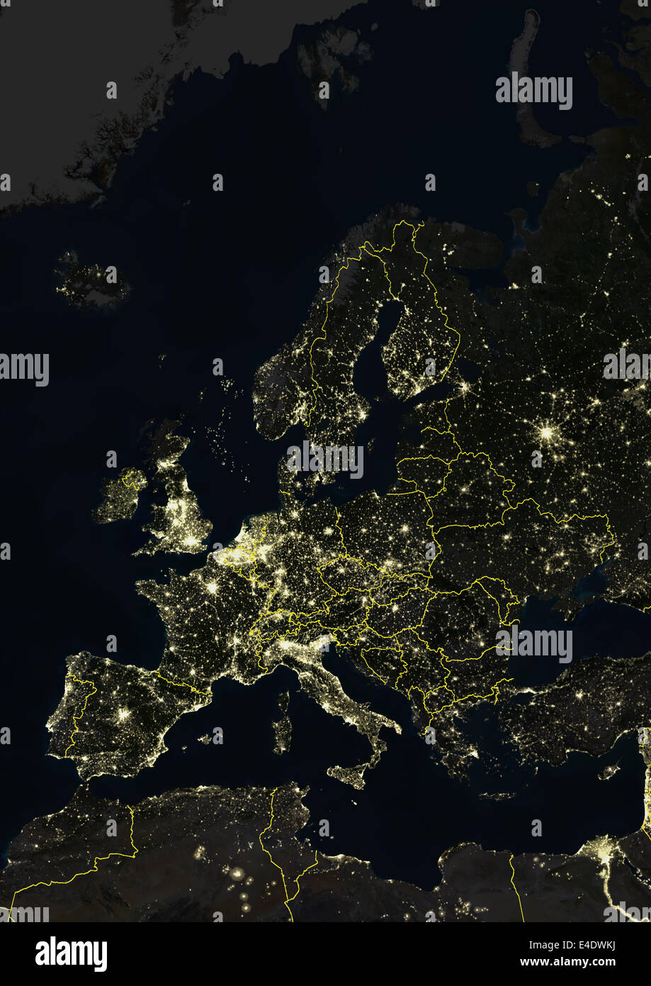 Europa in der Nacht mit Landesgrenzen, wahre Farbe Satellitenbild. Echtfarben-Satellitenbild von Europa in der Nacht mit Land b Stockfoto