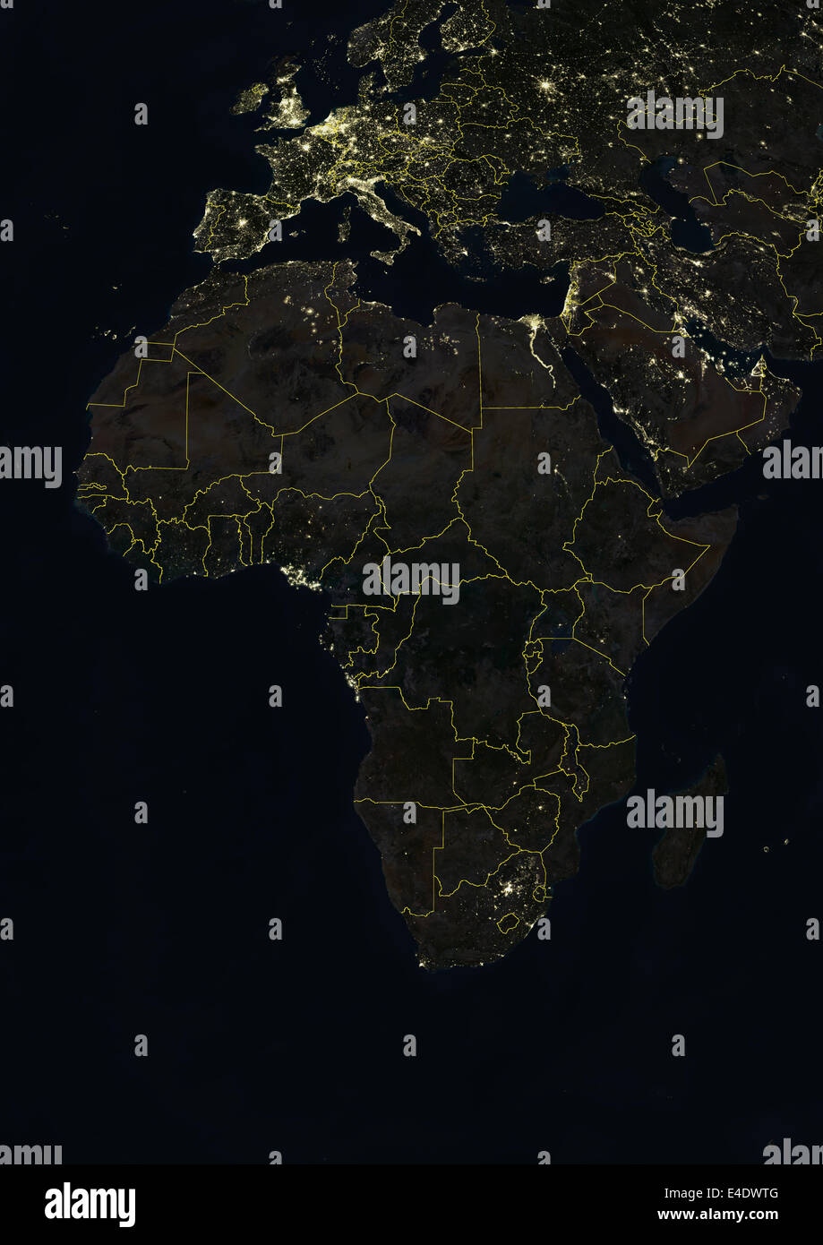 Afrika in der Nacht mit Landesgrenzen, wahre Farbe Satellitenbild. Echtfarben-Satellitenbild von Afrika in der Nacht mit Land b Stockfoto