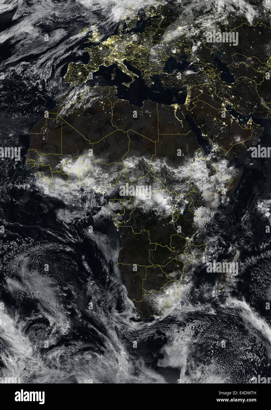 Afrika bei Nacht mit Ländergrenzen und Wolkendichte, wahre Farbe Satellitenbild. Echtfarben-Satellitenbild von Afrika bei n Stockfoto