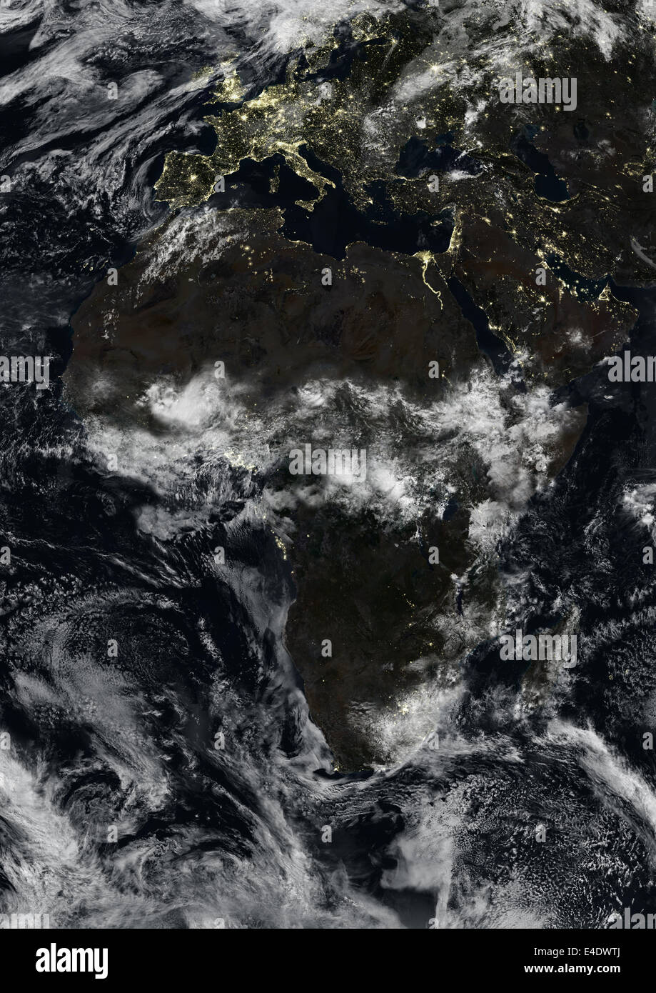 Afrika in der Nacht mit Bewölkung, wahre Farbe Satellitenbild. Echtfarben-Satellitenbild von Afrika in der Nacht mit Cloud-Bucht Stockfoto