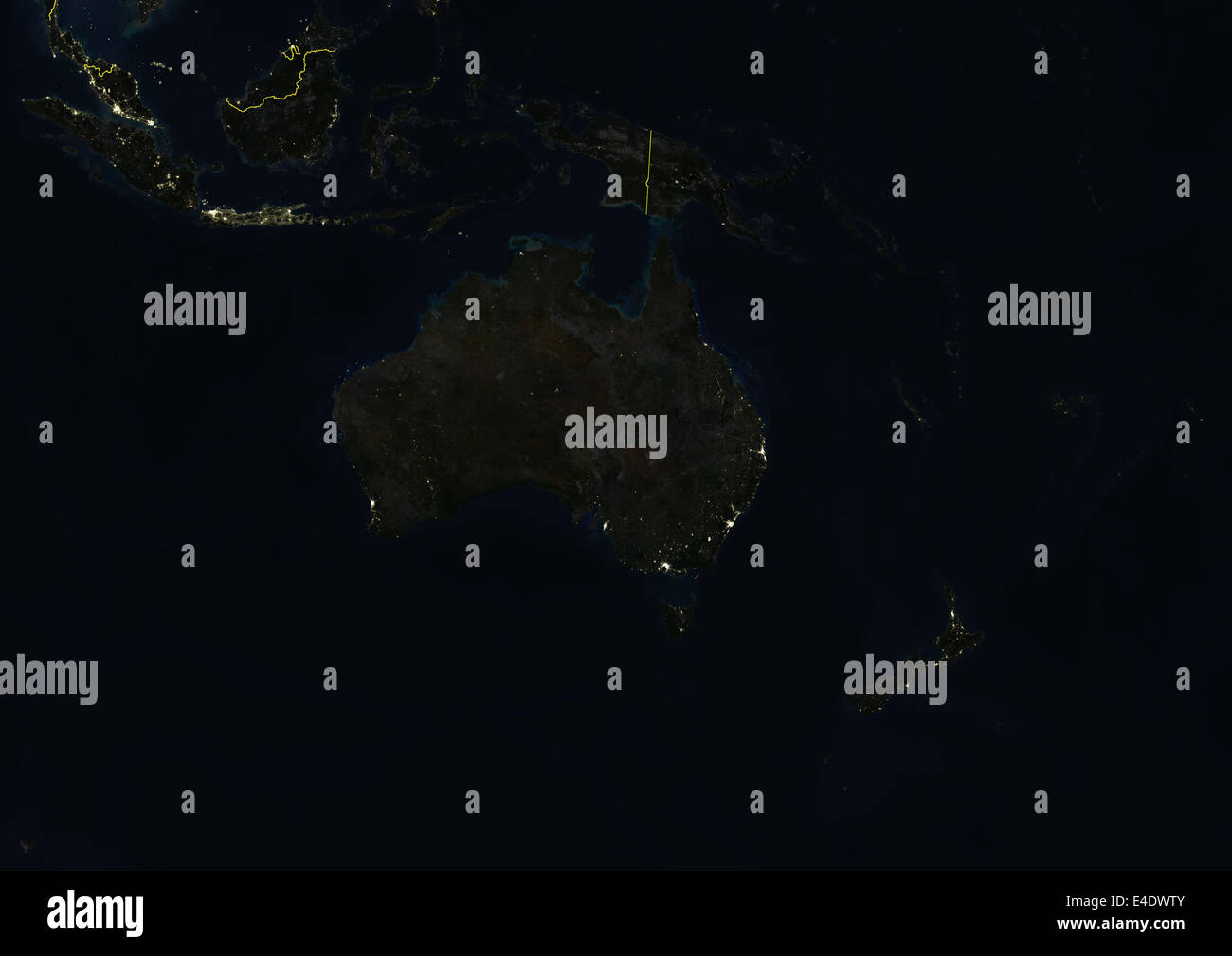 Oceania nachts mit Landesgrenzen, wahre Farbe Satellitenbild. Echtfarben-Satellitenbild von Ozeanien in der Nacht mit Land Stockfoto