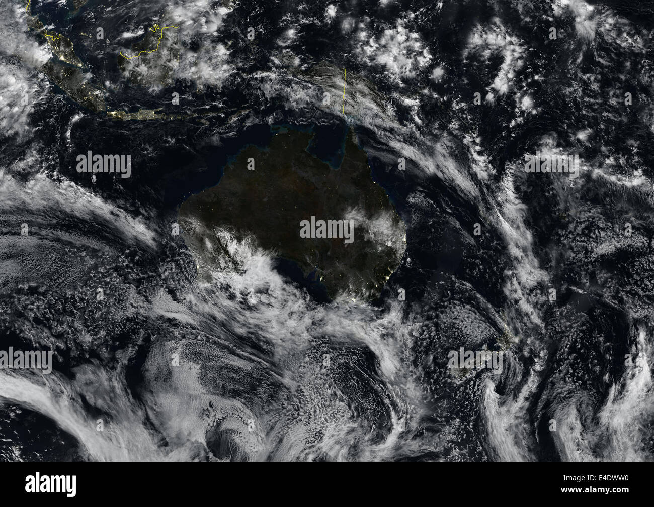 Oceania nachts mit Ländergrenzen und Wolkendichte, wahre Farbe Satellitenbild. Echtfarben-Satellitenbild von Ozeanien am Stockfoto