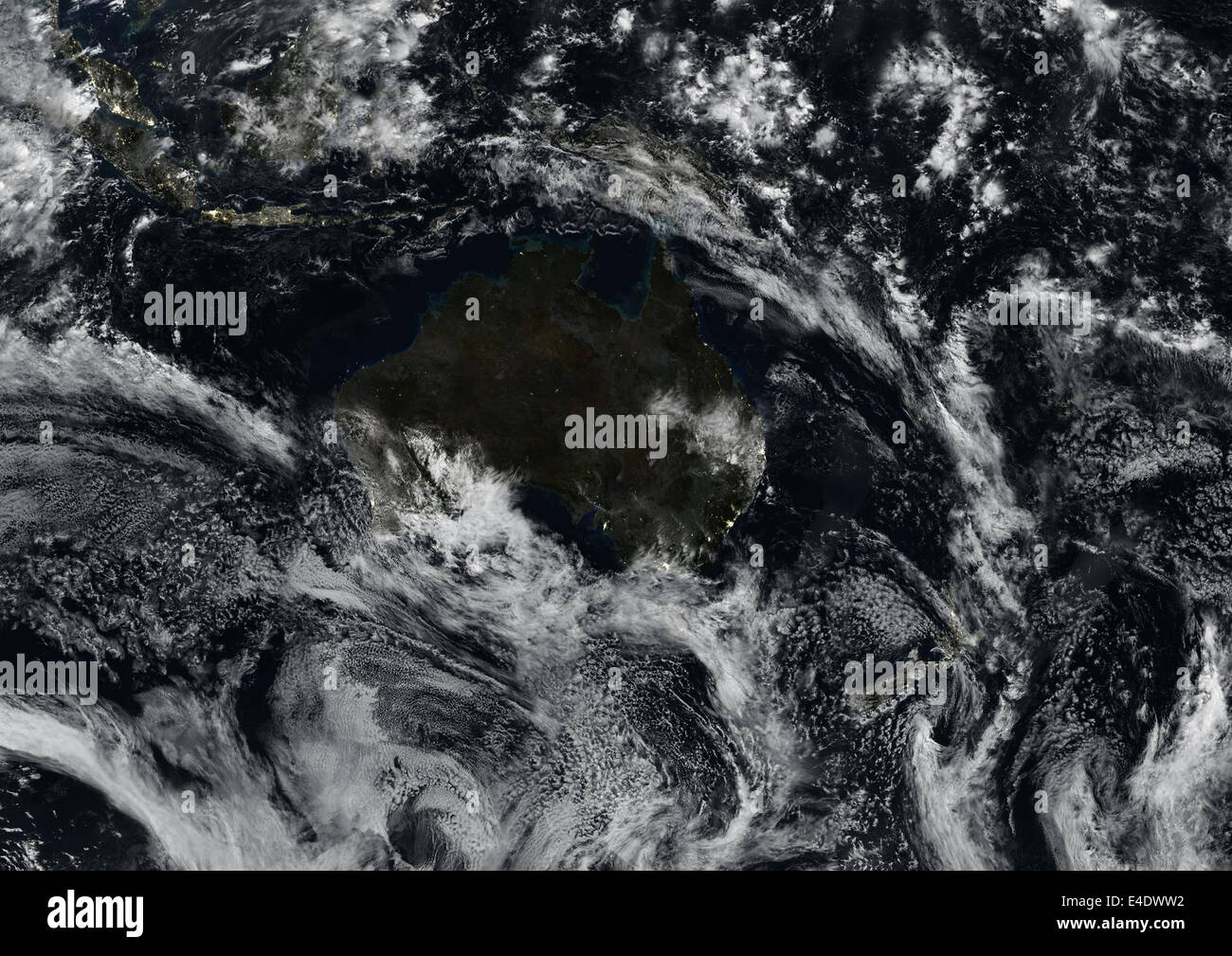 Oceania nachts mit Bewölkung, wahre Farbe Satellitenbild. Echtfarben-Satellitenbild von Ozeanien in der Nacht mit Cloud co Stockfoto