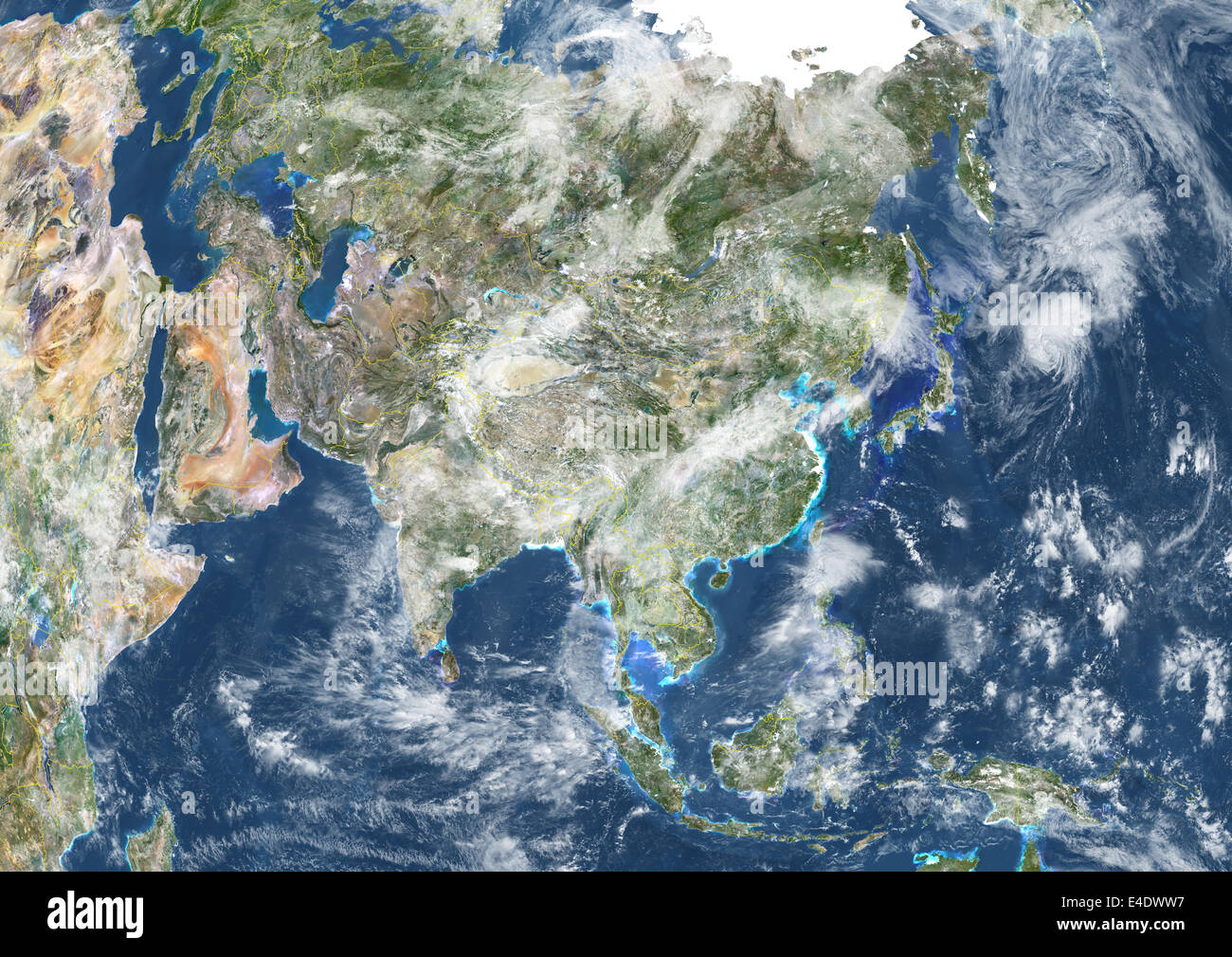 Asien mit Ländergrenzen und Wolkendichte, wahre Farbe Satellitenbild. Echtfarben-Satellitenbild von Asien mit Land bord Stockfoto