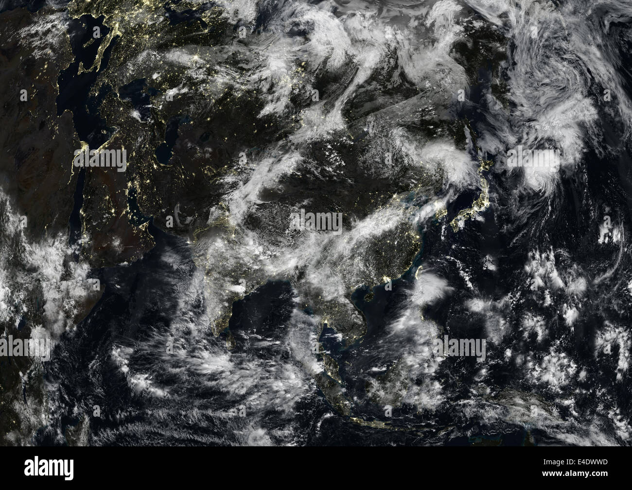 Asien in der Nacht mit Bewölkung, wahre Farbe Satellitenbild. Echtfarben-Satellitenbild von Asien in der Nacht mit Bewölkung Stockfoto