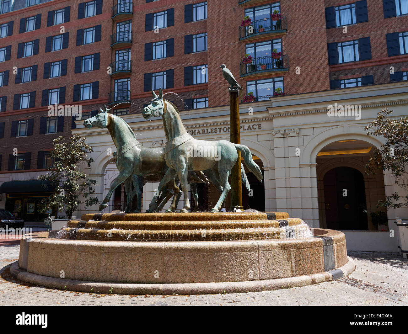 Bronze-Skulptur von vier Pferden vor Charleston Place, Charleston, South Carolina. Die Skulptur ist durch John Mills Stockfoto