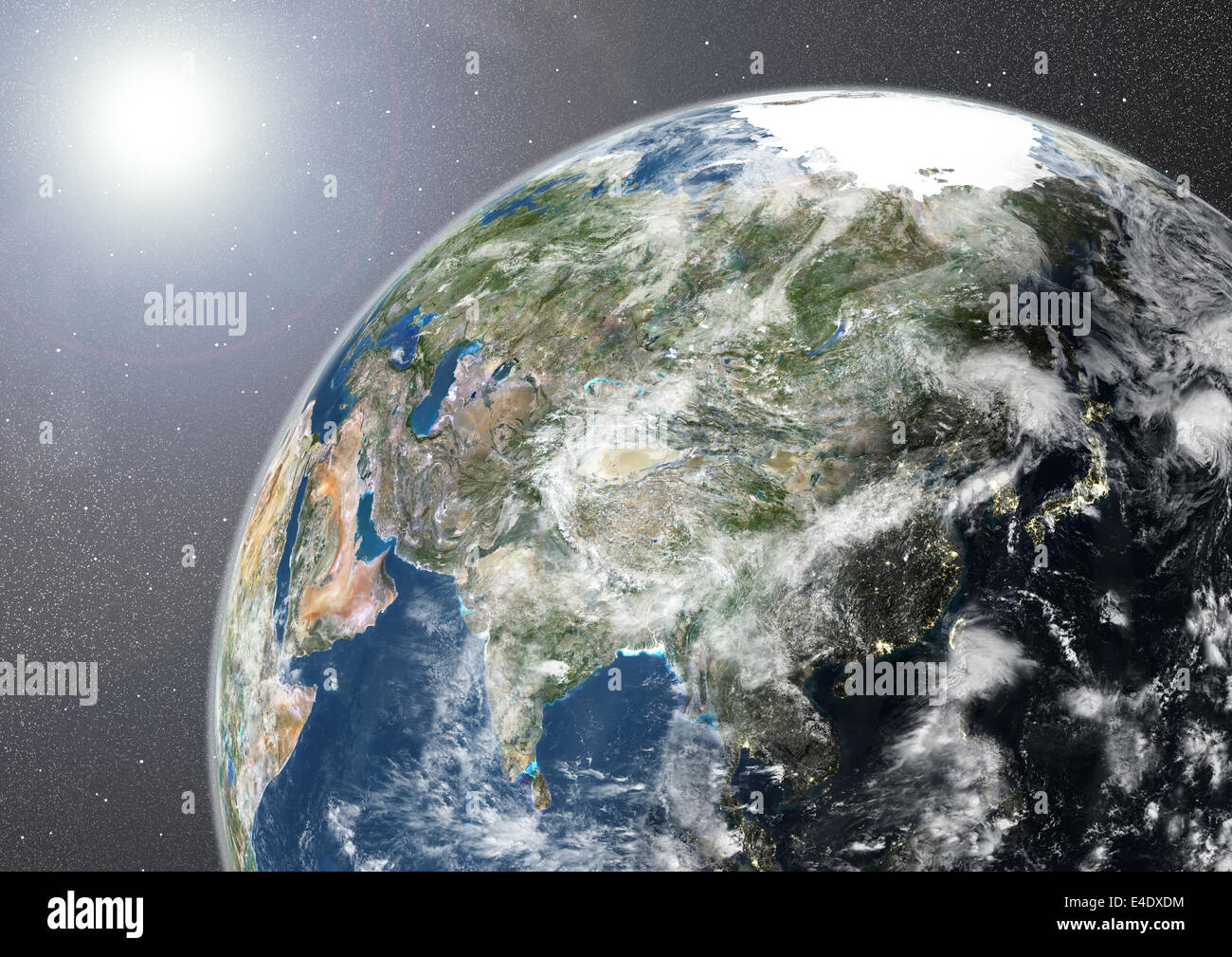 Kugel-Asien, Echtfarben-Satellitenbild zeigt. Echtfarben-Satellitenbild der Erde zeigt Asien, halb im Schatten, mit clo Stockfoto