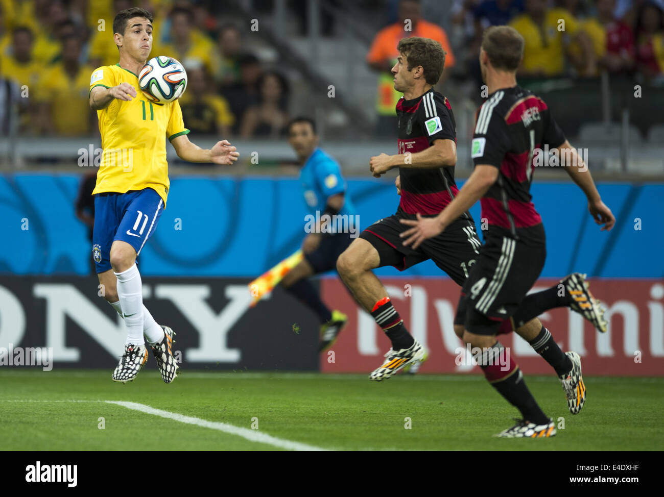 Belo Horizonte, Brasilien. 8. Juli 2014.  Oscar und Thomas Müller im Halbfinalspiel zwischen Brasilien und Deutschland spielten im Mineirão Stadion, 8. Juli 2014, Correspondind für die WM 2014. Foto: Urbanandsport/Nurphoto. Bildnachweis: Urbanandsport/NurPhoto/ZUMA Draht/Alamy Live-Nachrichten Stockfoto