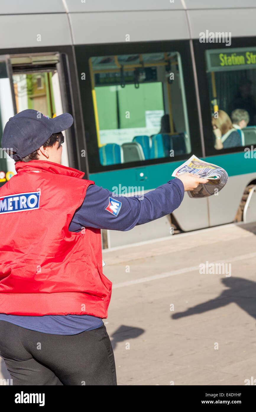 Kostenlose Zeitung. Person Austeilen der freien U-Zeitung, Nottingham, England, Großbritannien Stockfoto