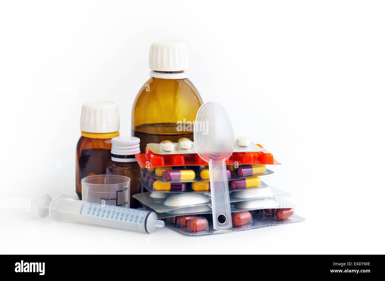 Closeup auf viele Medizin Pillen auf weißem Hintergrund Stockfoto