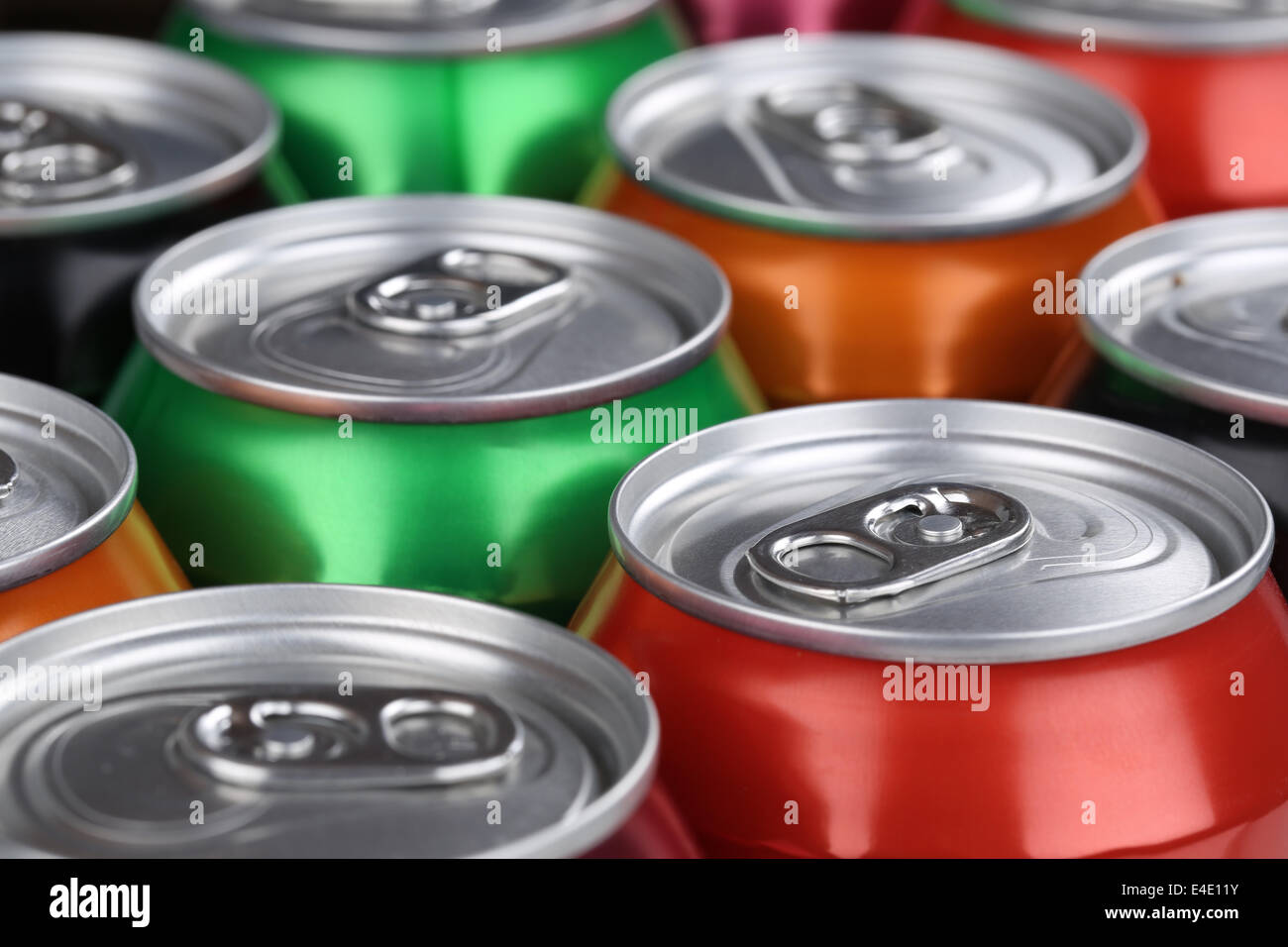 Getränke wie Cola, Bier und Limonade in der Dose Stockfoto