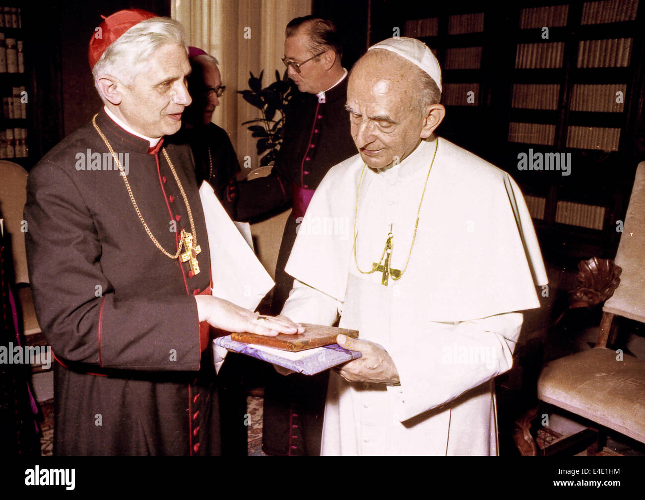 Papst Paul VI und Kardinal Ratzinger Stockfoto