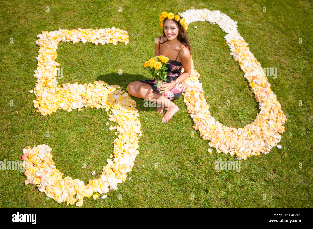 Belfast, Nordirland. 9. Juli 2014 - startet Rebekka Shirley, Miss Nordirland 2014 Rose Woche. Dieses Jahr ist der 50. Jahrestag der Veranstaltung im Dixon Park in Belfast. Bildnachweis: Stephen Barnes/Alamy Live-Nachrichten Stockfoto